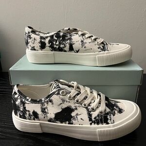 Stylish Black and White Women's Sneakers
